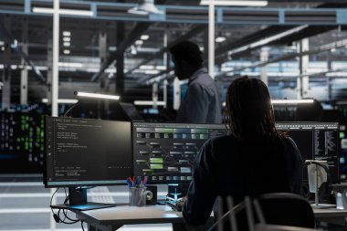 Veri merkezindeki sistem yöneticisi makine öğrenme yükleri için yapay zeka teknolojisi kullanıyor. Sunucu tarım tesisinde bilgisayar gerektiren işleri yapmak için yapay zeka kullanan bilişim uzmanı..