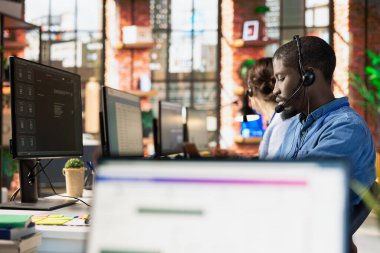 Müşterilere çoklu dil desteği sağlamak için Al Chatbot kullanarak çağrı merkezi ajanını ara. Müşteri desteği çalışanı, müşterilerin etkileşimlerini gerçek zamanlı çevirmek için yapay zekaya baskı yapıyor