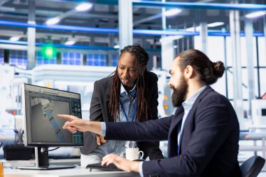 Müdür, güneş paneli fabrika üretim hatlarını izlemek için PC 'yi kullanarak işçilere talimat veriyor. Denetçi, sorunlu fotovoltaik ekipmanlarla çalışanları sorunsuz üretim akışını sağlamakla görevlendiriyor