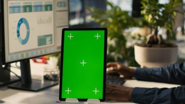 Ofiste çalışan işçilerin finansal grafikleri incelemek için kullandıkları izole ekran tabletini kapat. Çalışanlar veri eğilimlerini ve model tablet hakkındaki stratejik görüşleri inceliyor, KPI 'leri analiz ediyor, kamera A