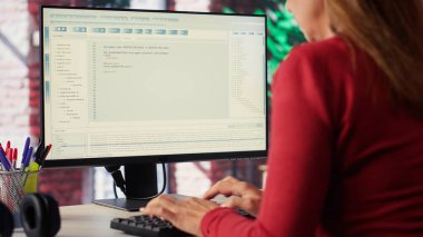 Freelancer 'ın görevleri çözmek için fütüristik bir AI sohbet robotuna komut yazması, yapay zekanın otomasyonun gücünü ve verimlilik için sanal yardımı göstermesi. Kamera A.