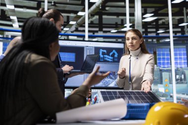 Hissedarlara güneş paneli ürünleri sunan fabrika yöneticileri, son teknolojiyi vurguluyorlar. Photovoltaics fabrika yönetimi yöneticileri müşterilere yatırım fırsatları sunuyor