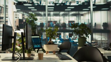 İş yerindeki monitörlerde iş grafikleri ve performans ölçümleri, el kamerası görüntüleri. Parlak kurumsal ortamda ofis masası kurulumu. Veri analizlerini gösteren monitörler, çekimler...