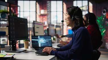 Müşteri merkezi çalışanı, müşteri paketlerinin yerini belirlemek için yapay zeka LLM asistanı kullanıyor. Çağrı merkezi ajanları, AI Chatbot kullanarak ofisdeki sevkiyatları takip ediyor.