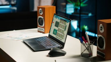 Ahşap döşeme, televizyon ve dekoratif tesislerin bulunduğu şık bir dairede geniş bir ofis. Konfor ve işlevsellik, verimlilik ve verimlilik için mükemmel bir ev kurumu..