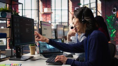 Müşterinin hesaplara ve cihazlara tekrar erişmesine yardım eden bir denetleme ajanını ara. Müşteri merkezi yöneticisi, parolayı sıfırlamak için yardıma ihtiyacı olan stajyer doktor asistanı, kamera B