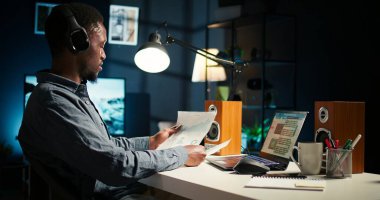 Finansal danışman ekiple ev telefonuyla konuşur, hissedarlardan yeni iş finansmanı alır. Gelirleri arttırmak ve maliyeti düşürmek için uzaktan çalışan genç bir adam. Kamera A.