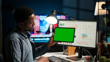 Finansal elementleri inceleyen bir erkek uzman. Gelir artışı için stratejik rapor hazırlıyor. Afrikalı Amerikalı finansör sermaye fonlarının dengesini uzaktan kontrol ediyor. Kamera B.