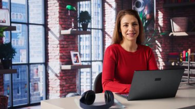 Merkez ofisteki bir iş projesi için çevrimiçi araştırma yapan, dizüstü bilgisayarda oturup internette makaleler okuyan bir kadın. Web sitelerinde sörf yapan, veri toplayan, telesekreter. Kamera B.