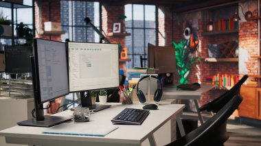 Boş IT başlangıç ofisinde bilgisayar uygulamaları inşa etmek için kullanılan programlama dillerini görüntülüyor. Yazılım geliştirme ajansındaki bilgisayar ekranı kod gösteriyor, sağ vuruşu taşıyor