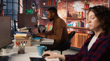 Girişim şirketi arka uç geliştiricisi uygulama düzeltme sorunları, veritabanları ve sunucu yapılandırması ile ilgileniyor. Ofiste performans ve ölçeklenebilirlik için yazılımı optimize eden adam, kamera A