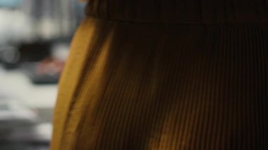 Ofis sekreterinin kapanışı evrak ve belgelerle dolu bir yük arabasıyla bir meslektaşına dosya getiriyor ve kaynakların verimli bir şekilde dağıtılmasını sağlıyor. İşyeri desteği. Kamera B.