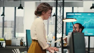 Ofisteki kadın sekreter evrak ve raporlarla dolu bir yük arabasıyla bir meslektaşına dosya getiriyor ve kaynakların verimli bir şekilde dağıtılmasını sağlıyor. İdari görevler. Kamera B.