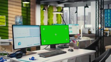 Modern boş ofis, işletme yönetimi ve proje başarısını geliştirmek için profesyonel yönetim ve performans analizi için hazırlanmış yeşil ekranı masamızda görüntüler..