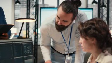 Çeşitli çalışanlar iş planlama ve rapor yazma konularında faaliyet göstererek, şirket verilerini hedeflerle aynı hizaya getirmek için kullandılar. Ofisteki bilgisayardaki raporları inceliyorum. Kamera B.