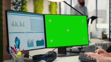 Bilgisayar monitöründeki KPI ölçümlerini analiz eden yönetici yardımcısı, bilgisayardaki bilgi grafikleri ve veri analizleriyle görevi tamamlıyor. İş kadını sezgileri görüyor. Kamera B.