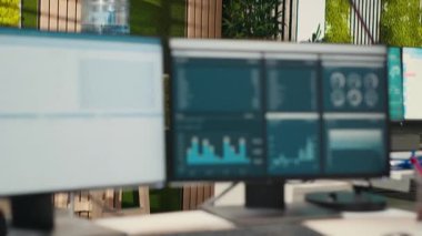 Masalar ve çift monitörlerle dolu boş iş yeri, çok uluslu şirketlerin başarısını ve verimliliğini sağlamak için modern ve dijital ekipmanlar. Tahmin etmek ve rapor yazmak için kullanılan büro.