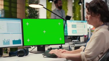 Kadın iş kadını KPI verilerini krom anahtar ekranla inceleyerek kaynak tahsisi tahminleri üzerinde çalışıyor. Üretkenliği ve başarıyı sağlamak için şirket yönetimi çözümleri. Kamera B.