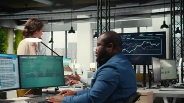 Ofisteki kadın sekreter evrak ve raporlarla dolu bir yük arabasıyla bir meslektaşına dosya getiriyor ve kaynakların verimli bir şekilde dağıtılmasını sağlıyor. İdari görevler. Kamera A.