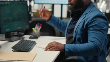 Siyahi iş danışmanı, yeni bir strateji oluşturmak ve modern bir ofiste proje hedeflerini gerçekleştirmek için notlar alıyor ve küresel genişlemeyi tahmin etmek için bazı veri içgörüleri yazıyor. Verimlilik motivasyonu