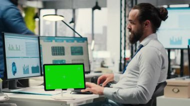 Profesyonel erkek analist KPI anlayışını tablet üzerinde model alarak inceliyor, iş geliştirme taktiklerine stratejik zihniyet sergiliyor. Yenilikçiliği ve hedefleri desteklemek. Kamera B.