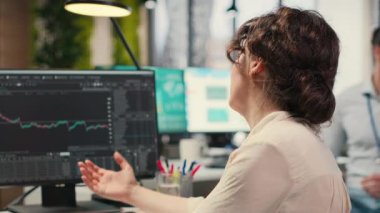 Endişeli finans danışmanı, hisse senedi fiyat düşüşü nedeniyle yaşanan mali krizle başa çıkmak için, ön x eğilimlerinin düşüşüne ve para kaybına bakıyor. Baskı ve iflasla uğraşan sinirli bir yönetici. Kamera B.