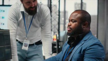 Çeşitli kurumsal ekip bilgisayar üzerindeki veri yönetimi, şirket büyümesi için planlama stratejileri ve hedefleri ölçülebilir üretkenlik performans ölçütleriyle hizalamaya odaklanır. Kamera B.