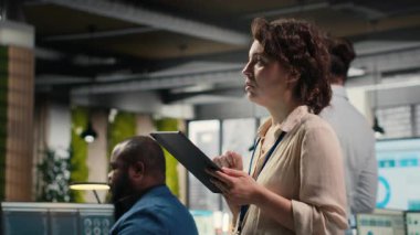 Düşünceli kadın iş adamı, çok uluslu bir şirkette çalışırken, ofiste tabletine bakarak tahmin yürütür. Geliştirme vizyonu için veri analizi ve içgörüleri kullanan bir uzman. Kamera B.