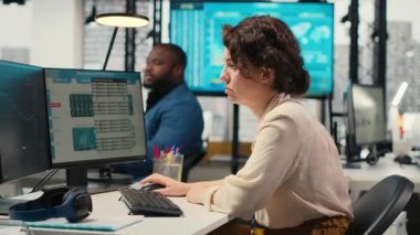 Stresli kadın danışman hisse senedi krizi eğilimlerinin düşüşüne bakıyor ve bir mali kriz hakkında endişeleniyor. Kripto para biriminin düşüşü ve enflasyon nedeniyle baskı altındaki iş kadını. Kamera B.