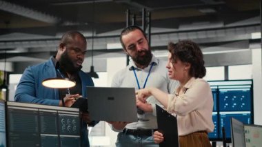 Proje planlama ve brifingde işbirliği yapan bir ofis çalışanı ekibi, performans ölçümlerini uygulamak için tablet üzerindeki çizelgelerden elde edilen verileri kullanıyor. Ekip çalışması ve iş ortaklığı. Kamera B.