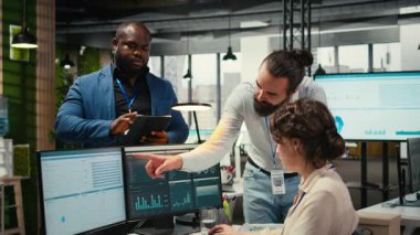 Çeşitli çalışanlar iş planlama ve rapor yazma konularında faaliyet göstererek, şirket verilerini hedeflerle aynı hizaya getirmek için kullandılar. Ofisteki bilgisayardaki raporları inceliyorum. Kamera A.