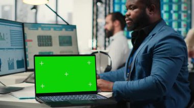 Dizüstü bilgisayarında izole edilmiş kopya alanı olan KPI ölçümlerini analiz eden erkek danışman, iş geliştirme planlarına stratejik bir zihniyet uyguluyor. Yeniliği ve hedeflere ulaşmayı destekleyin. Kamera B.