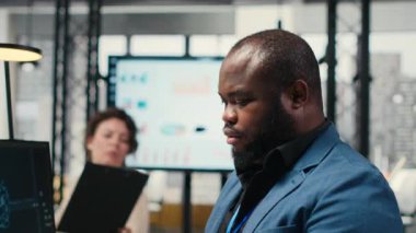 Afrika kökenli Amerikalı teknisyenler yapay zeka finansal tahminleri üzerinde çalışıyorlar. Nöro-ağ sistemleri ve derin öğrenme veri işleme sistemleri üzerinde çalışıyorlar. Karar vermek için uyarlanabilir algoritmalar. Kamera B.