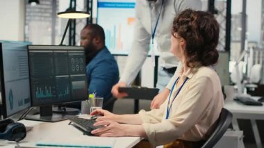 Çeşitli şirket personeli ofiste rapor yazmak için birlikte çalışıyor, yeni bir geliştirme stratejisi geliştirmek için işbirliği yapıyorlar. Verimliliği ve ilerlemeyi arttırmak için görüşleri gözden geçiriyorum. Kamera B.