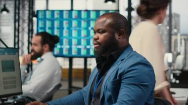 Afrikalı Amerikalı danışman, hissedarlar için strateji raporları hazırlamak için bilgisayar sonuçlarıyla ilgili plan ve analizler yaptı. Yenilikler, hedefler, hizalama ve büyüme üzerinde çalışmak. Kamera B.