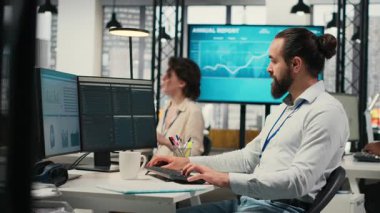 KPI ölçümlerini izleyen ofis çalışanı ve dosyalar üzerindeki analizler, hedeflere ve başarıya ulaşmak için bir vizyon ve iş stratejisi oluşturuluyor. Profesyonel bir zihniyeti sürdürmek. Kamera B.