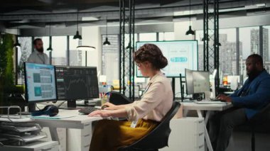 Küresel pazar eğilimlerini kutlayan memnun finans danışmanı, yükselen göstergelerin keyfini çıkarıyor ve zenginlik ve refahla mutlu oluyor. Eski ticaret başarısı, ekonomik büyüme. Kamera A.