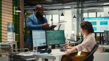 Başarılı görevler başardıktan sonra, zaferin tadını çıkaran ve uzmanlıklarından memnun olan mutlu meslektaşlarımız beşlik çakıyor. Çeşitli insanlar başarıyı kutluyor, arkadaş canlısı bir yer. Kamera A.