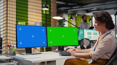 İşletmeyi genişletmek ve performans raporlarını artırmak için yeni bir geliştirme stratejisi geliştirmek üzere yeşil ekran ile hava tahminleri için veri kullanan odaklanmış ofis yöneticisi. Profesyonel amaçlar. Kamera A.