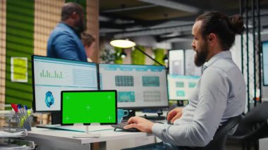 Profesyonel erkek analist KPI anlayışını tablet üzerinde model alarak inceliyor, iş geliştirme taktiklerine stratejik zihniyet sergiliyor. Yenilikçiliği ve hedefleri desteklemek. Kamera A.