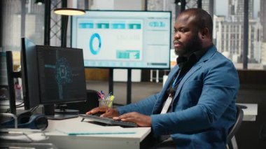 Siyah mühendis otomasyon ve veri madenciliği için yapay zeka sistemleri kullanır, yenilik ve dijitalleştirme için sinirsel ağlar kullanır. Yapay zekayla çok uluslu şirket fonksiyonları. Kamera B.