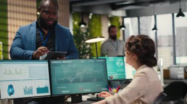 Çeşitli erkek ve kadınlar iş yerinde birbirlerini yumruk tokuşturarak selamlıyorlar, ofis arkadaşları günlük organizasyon görevlerinde çalışmaya başlamadan önce selamlıyorlar. Çok uluslu şirket. Kamera B.