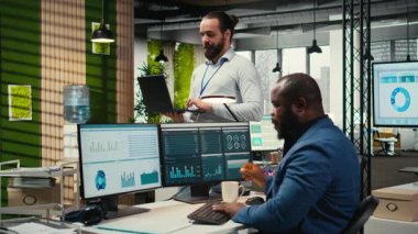 Genel müdür, çok uluslu bir şirket ofisindeki iş performansını tahmin etmek için dijital teknolojiyi kullanarak, yönetimi optimize etmek için veri içgörülerini kullanan strateji raporları hazırlıyor. Kamera A.