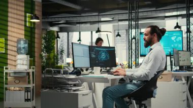 Bilgi işlem uzmanı veri paylaşımı ve dijitalleştirme için yapay zeka sinir ağlarını kullanır, çok uluslu bir şirkette otomasyon araçlarıyla çalışır. İş başarısı için yapay zeka modelleri. Kamera A.