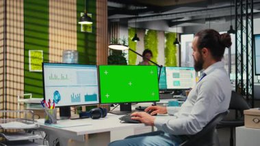 İzole edilmiş kopya alanının yanında KPI göstergelerini inceleyen ofis danışmanı, yenilikleri yönlendirmek için yeni bir büyüme planı ve strateji kuruyor. İş geliştirme ve üretkenlik. Kamera A.