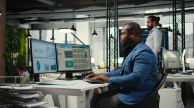 Afro-Amerikan ofis çalışanları analitiği koz olarak kullanıyor ve stratejik hedeflere ulaşılmasını sağlamak için yazma ve aylık performans sonuçları, kaynaklar ve içgörüleri raporluyor. Kamera A.