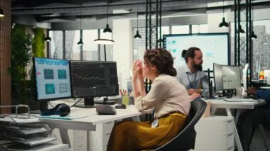 Endişeli finans danışmanı, hisse senedi fiyat düşüşü nedeniyle yaşanan mali krizle başa çıkmak için, ön x eğilimlerinin düşüşüne ve para kaybına bakıyor. Baskı ve iflasla uğraşan sinirli bir yönetici. Kamera A.