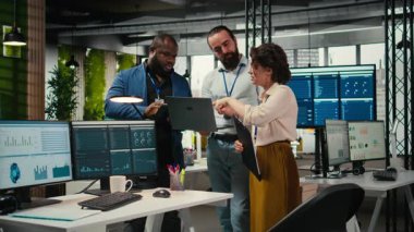 Proje planlama ve brifingde işbirliği yapan bir ofis çalışanı ekibi, performans ölçümlerini uygulamak için tablet üzerindeki çizelgelerden elde edilen verileri kullanıyor. Ekip çalışması ve iş ortaklığı. Kamera A.