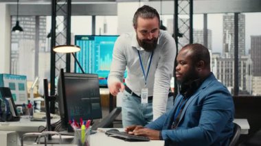 Yönetici ve asistan aylık raporlardan veri topluyor, performans ölçümlerini gözden geçiriyor ve proje hedeflerine uygun grafikler yaratıyorlar. Yenilik ve başarı için takım çalışması. Kamera B.