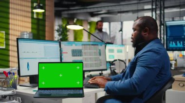 Profesyonel yönetici grafikler ve izole edilmiş bir model ekran üzerinde çalışarak uluslararası piyasada iş başarısı sağlıyor. Ofisteki küresel genişleme stratejisinin verileri gözden geçiriliyor. Kamera A.